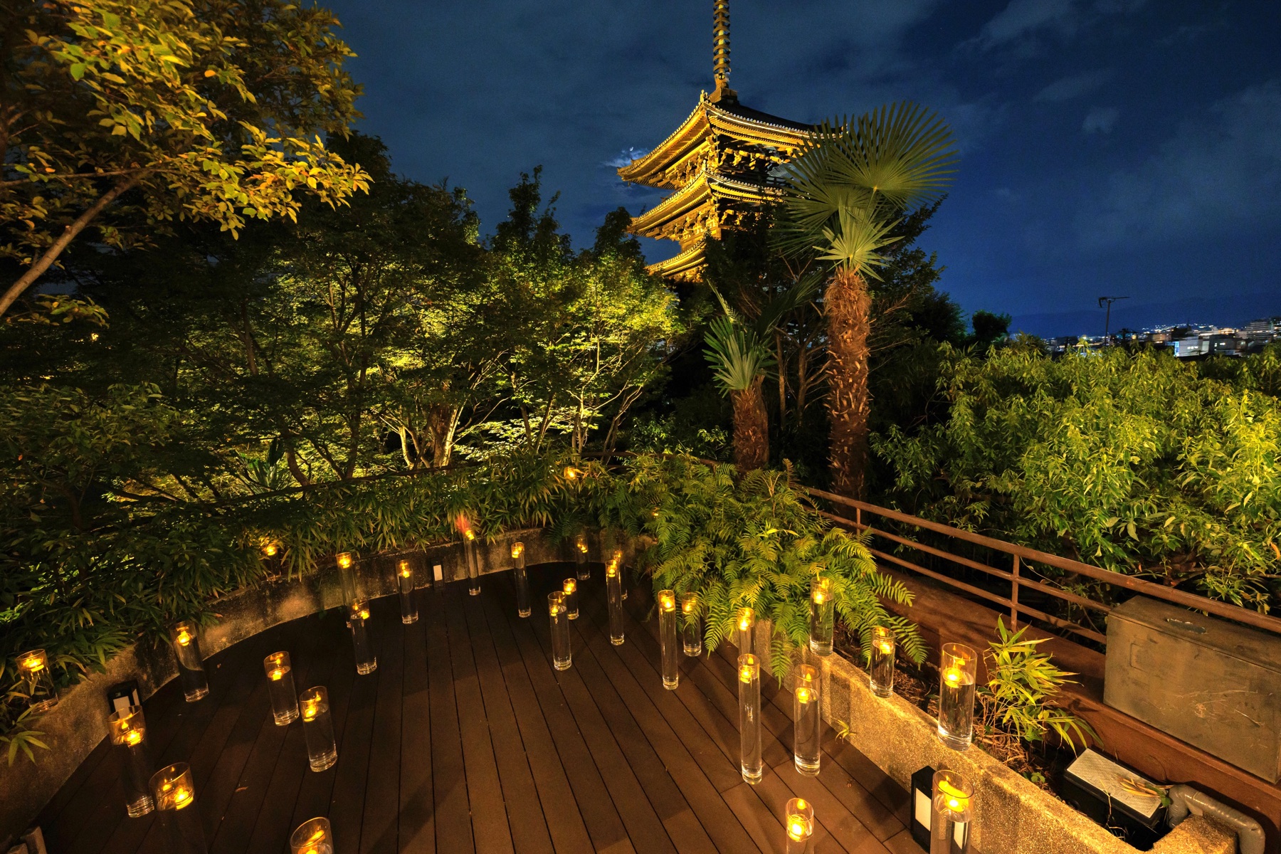 八坂の塔を望む夜のテラス