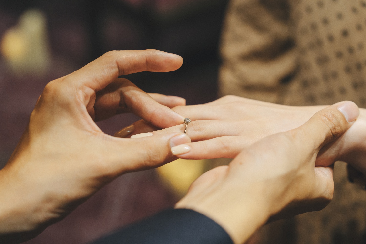 婚約指輪を贈るおふたり
