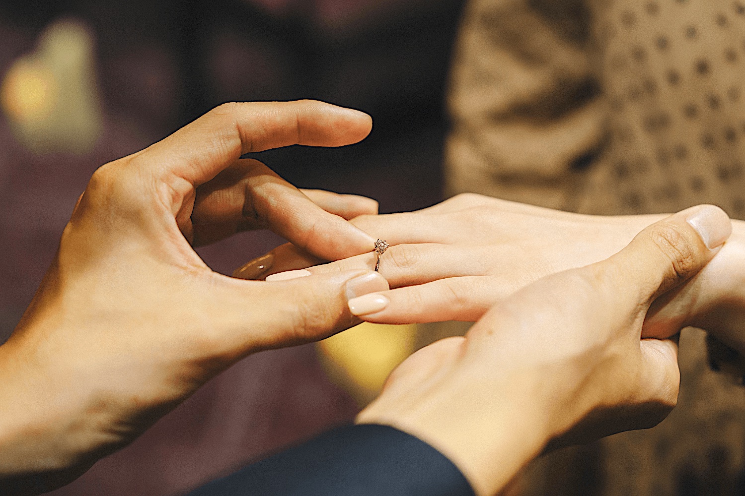 婚約指輪を贈るプロポーズの瞬間