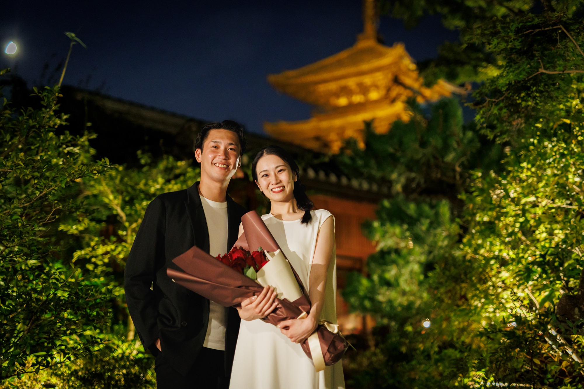 八坂の塔を背景に花束を手にするおふたり